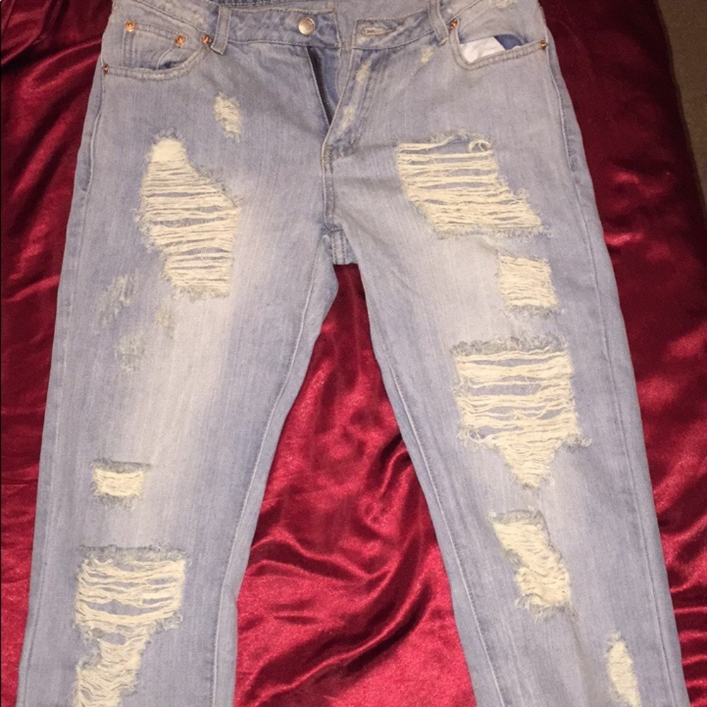 Distressed cropped jeans